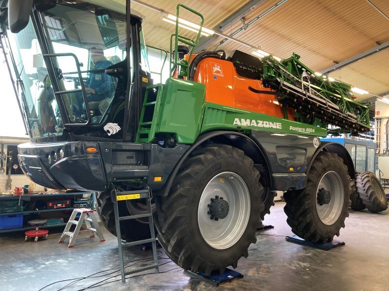 Die Einzelradwaage ermittelt das Fahrzeuggewicht für die Auslegung des Bremssystems.