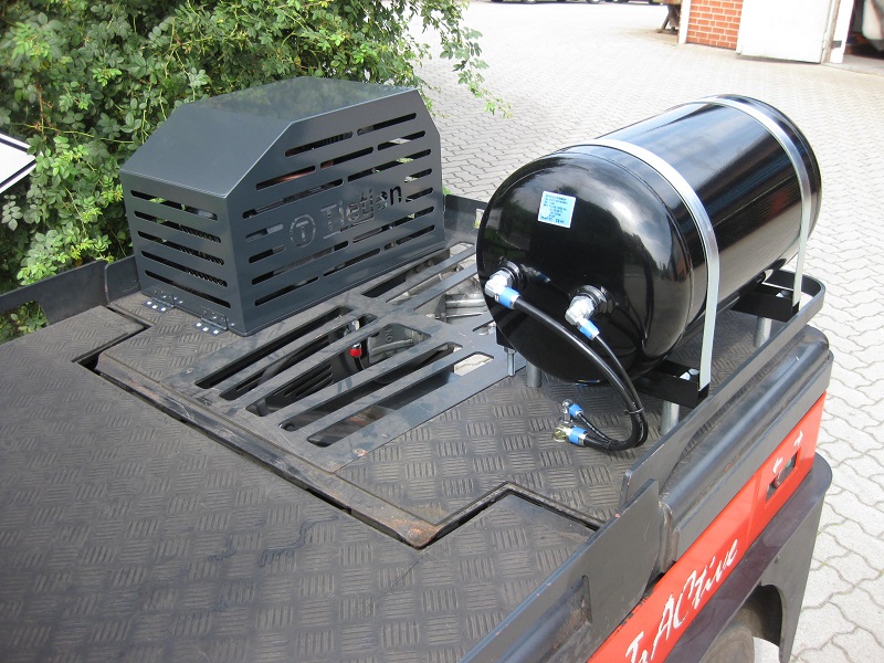 Air reservoir and compressor with cover bonnet